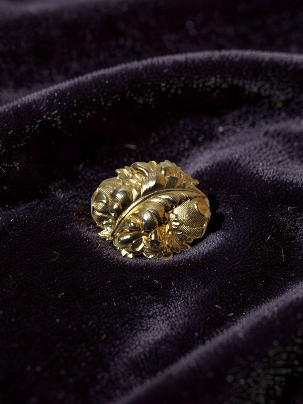 Vintage Goldtone Large 4 Layer Brooch Pin with Feather, Oak Leaves, and Berries, - Picture 8 of 16